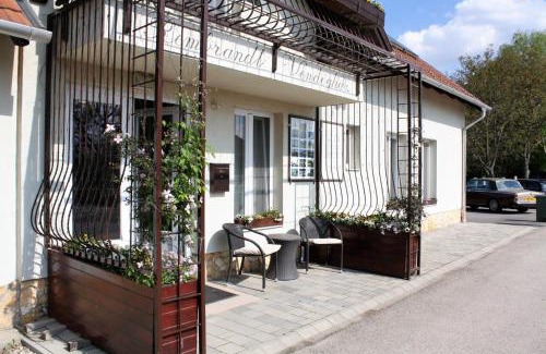 Aszar House | Discover Rembrandt Vendégház: Family-Friendly Retreat