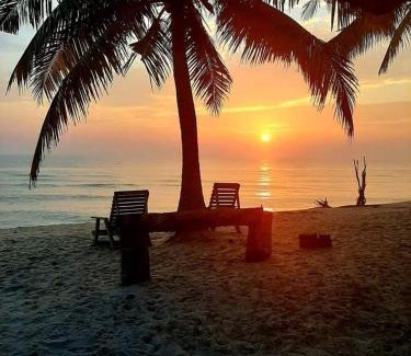 Pantai Penarik Ski Chalet | Oceanfront Retreat at Rembulan Escape - Guest Rated 8.8