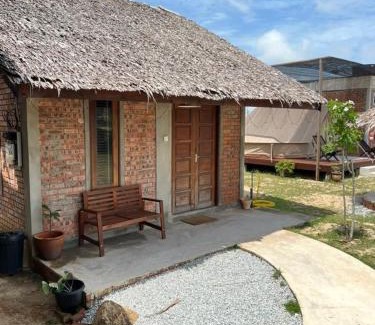 Pantai Penarik Ski Chalet | Oceanfront Retreat at Rembulan Escape - Guest Rated 8.8