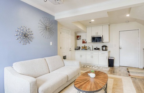 Outer Mission House | Modern 1BR Guest Suite with City Views and Breakfast in SF