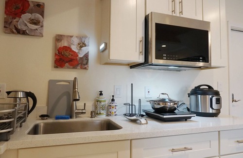 Outer Mission House | Modern 1BR Guest Suite with City Views and Breakfast in SF