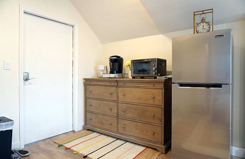 Outer Mission House | Modern 1BR Guest Suite with City Views and Breakfast in SF