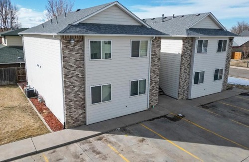 Brighton House | Comfortable 2 King Beds near DIA and Barr Lake