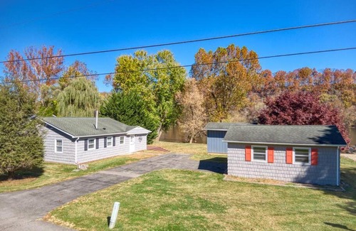 Belspring House | Relaxing Riverfront 3 BR Cabin with Family-Friendly Amenities