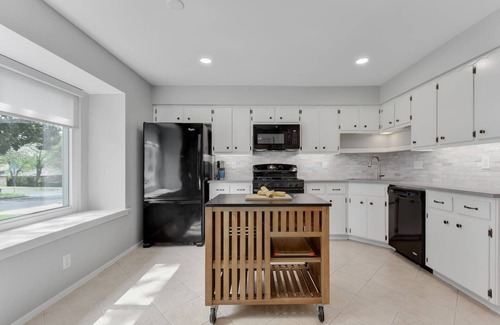 Austin House | Pet-Friendly 3BR Retreat with Spa & Large Backyard Oasis