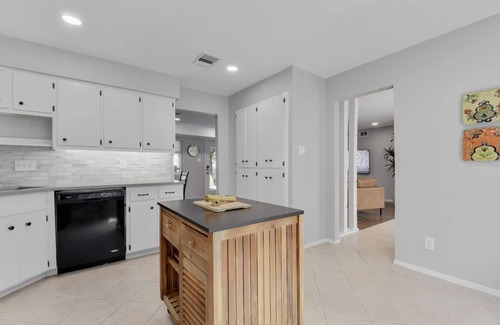 Austin House | Pet-Friendly 3BR Retreat with Spa & Large Backyard Oasis