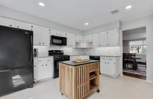 Austin House | Pet-Friendly 3BR Retreat with Spa & Large Backyard Oasis