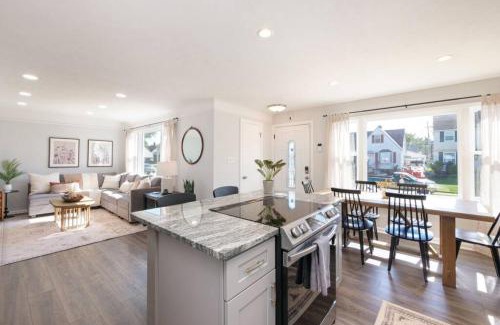 Parma House | Remodeled 4 Bedroom With a Game Room