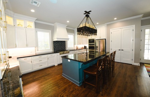 Oakwood House | Charming Aggieland Historic Home with Spa & Gameday Fun