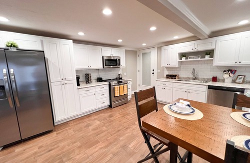 Lake City House | Modern Downtown High Springs Retreat with Spa & Pet-Friendly Options