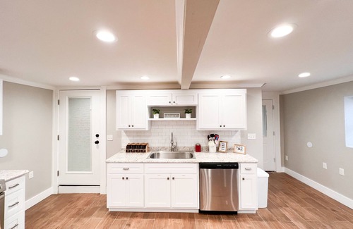 Lake City House | Modern Downtown High Springs Retreat with Spa & Pet-Friendly Options