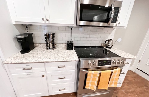 Lake City House | Modern Downtown High Springs Retreat with Spa & Pet-Friendly Options