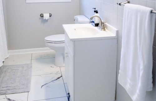 Hardwick Apartment | Pet-Friendly Remodeled Apartment in Vibrant Downtown Area