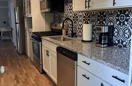 Rosedale Apartment | Stylish Apartment with Screen Patio in Prime KC Location