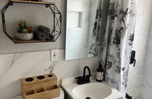 Rosedale Apartment | Stylish Apartment with Screen Patio in Prime KC Location