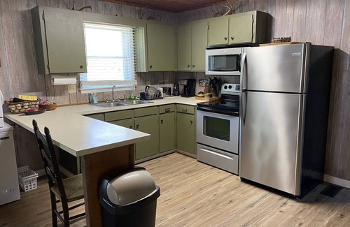 Elberton House | Modern Cabin Near Lake: Family-Friendly Retreat & Pool!