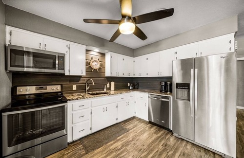 Grove Cabin | Pet-Friendly Cabin on Grand Lake with Boat Dock Access