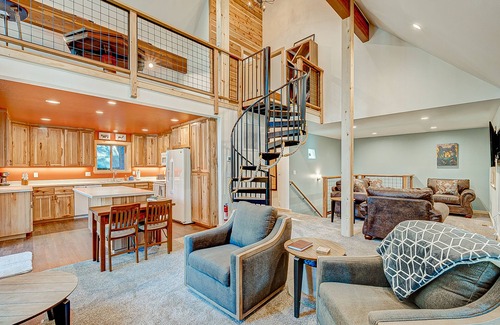Pla-Vada Woodlands Ski Chalet | Inviting Chalet with Private Hot Tub & Bumper Pool Table