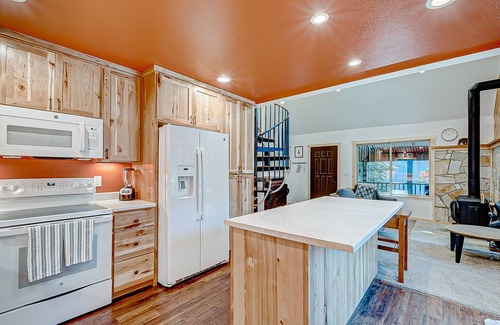 Pla-Vada Woodlands Ski Chalet | Inviting Chalet with Private Hot Tub & Bumper Pool Table