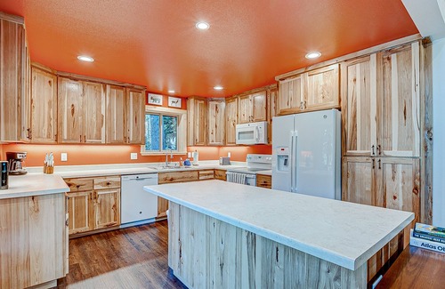 Pla-Vada Woodlands Ski Chalet | Inviting Chalet with Private Hot Tub & Bumper Pool Table