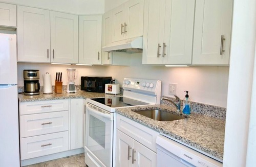 Bolongo Bay Condo | Beautiful Condo with Private Balcony & Oceanfront Views
