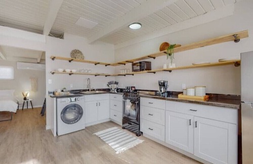 Albuquerque Apartment | Modern Courtyard Apartment with King Bed & Kitchen Amenities