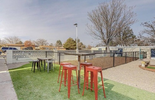 Albuquerque Apartment | Modern Courtyard Apartment with King Bed & Kitchen Amenities