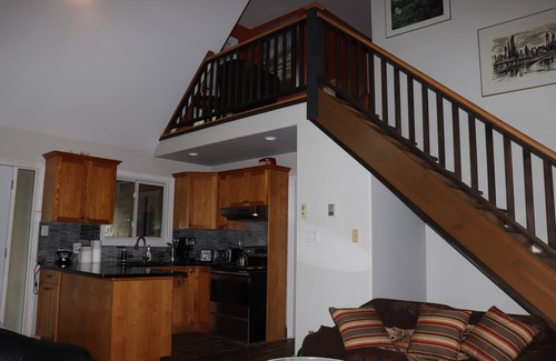 Meaford Cottage | Cozy Cottage Retreat: Steps from the Lake, Dog-Friendly!