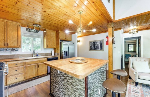 Crestline House | Inviting Crestline Retreat: Steps to Lake Gregory!