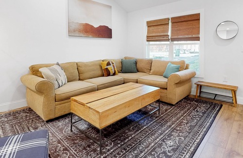 South Manchaca House | Remodeled dog-friendly home near downtown with patio, streaming & AC