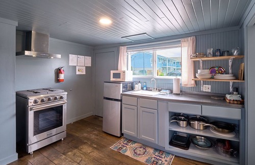 Long Beach House | Romantic Retreat: Walk to Beach & Town at SDreams