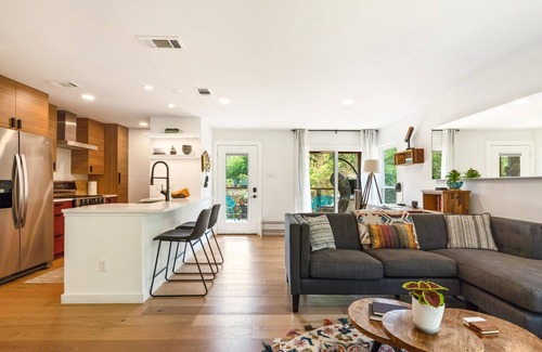 Barton Hills House | Stunning Duplex with Open Kitchen & Great Patio in Barton Hills