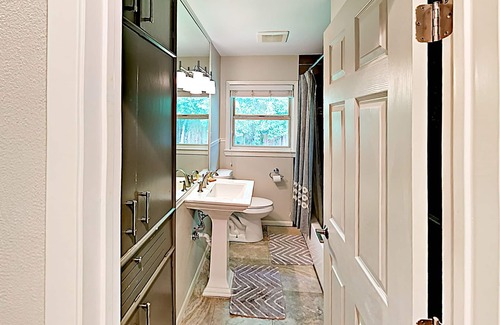 Allandale House | Relaxing Retreat in Tranquil Rosedale with Modern Amenities