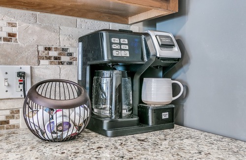 Edmond House | Ideal Family Retreat in Serene Neighborhood with Breakfast