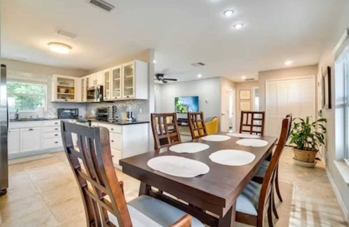 Casselberry House | Remodeled Home in the Orlando area w/Fire Pit! Close to Universal and Disney!
