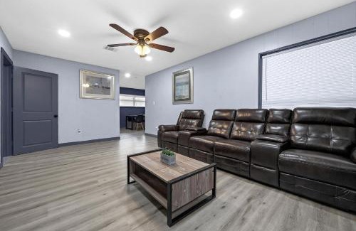 Willow Meadows/Willowbend Area House | Stylish Home Near NRG & Downtown with Free Breakfast