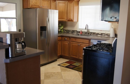 Kanab House | Beautiful Remodeled Retreat with Mountain Views & Amenities