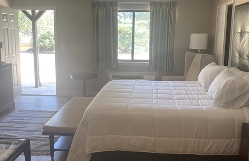Wappapello Resort | Modern King Suite with High-Speed Internet & Private Pool