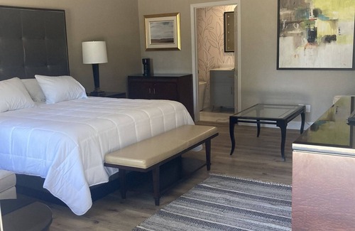 Wappapello Resort | Modern King Suite with High-Speed Internet & Private Pool