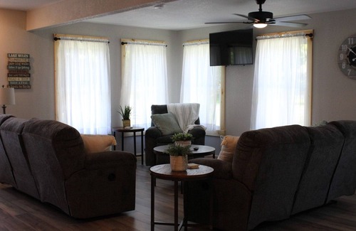 Brimfield Cottage | Charming Lake Cottage: Access to 4 Lakes & Child Friendly