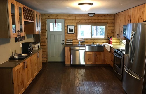 Saint Mary's House | Idyllic Remodeled Log Cabin by the Creek - 10/10 Rating!