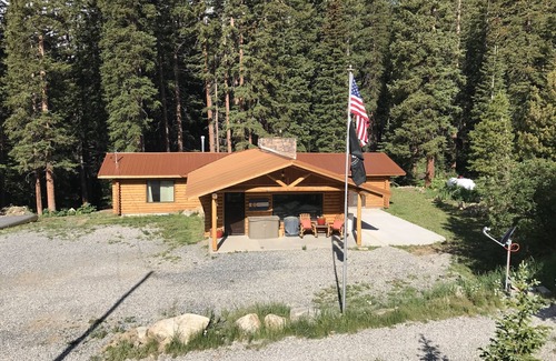 Saint Mary's House | Idyllic Remodeled Log Cabin by the Creek - 10/10 Rating!