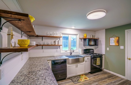 Rocheport House | Pet-Friendly Sunflower Bungalow with Ocean View & Spa
