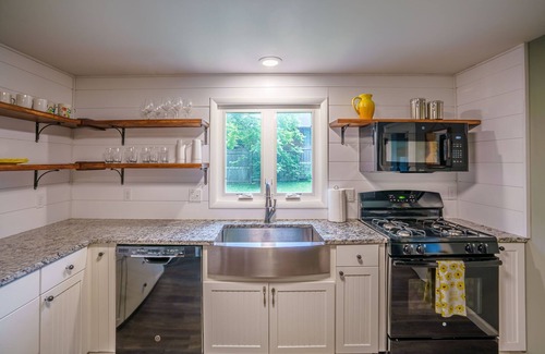 Rocheport House | Pet-Friendly Sunflower Bungalow with Ocean View & Spa