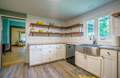 Rocheport House | Pet-Friendly Sunflower Bungalow with Ocean View & Spa