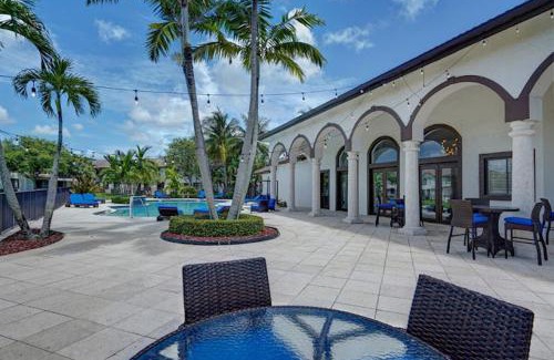 Delray Beach Apartment | Remodeled Townhome with Pool & Lake Views in Gated