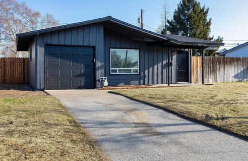 South Richland House | Remodeled Two BR With Queen Beds, WIFI and W/D!