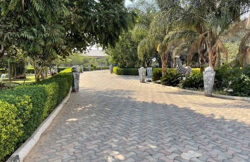 Lusaka Central House | Renovated Guest House with Pool, Gardens & 24/7 Security