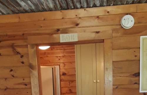 Throckmorton County Cabin | Idyllic Cabin Retreat with Kitchen and Pet-Friendly Amenities
