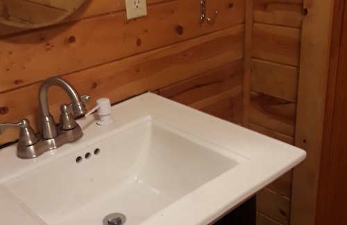 Throckmorton County Cabin | Idyllic Cabin Retreat with Kitchen and Pet-Friendly Amenities
